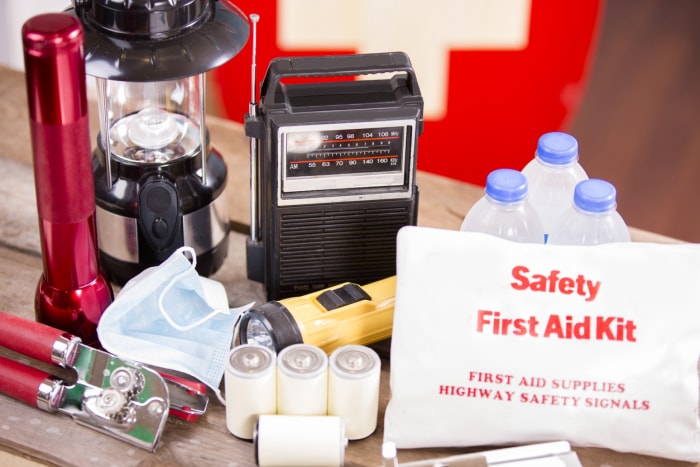 Fournitures de préparation aux situations d’urgence, y compris une trousse de premiers soins, un ouvre-boîte, des lampes de poche et une radio.