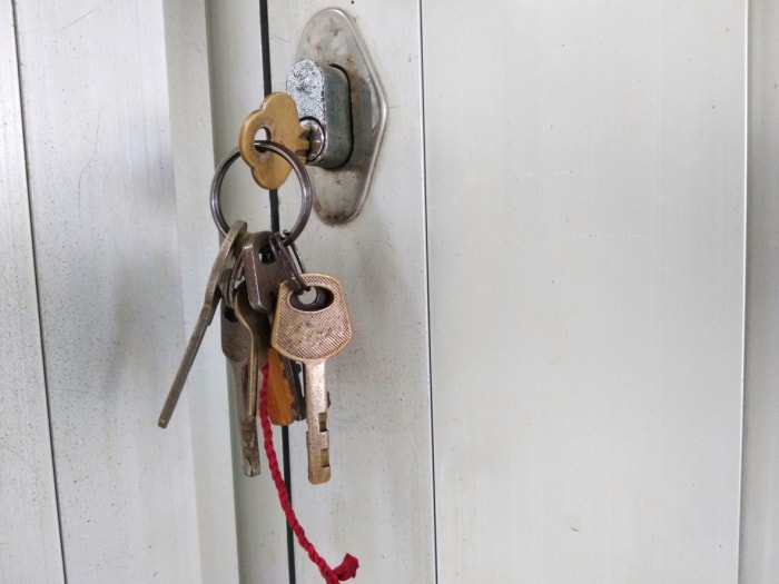 Jeu de clés dans une serrure de porte d'entrée.