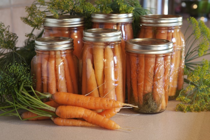 Carottes en conserve sur le comptoir.