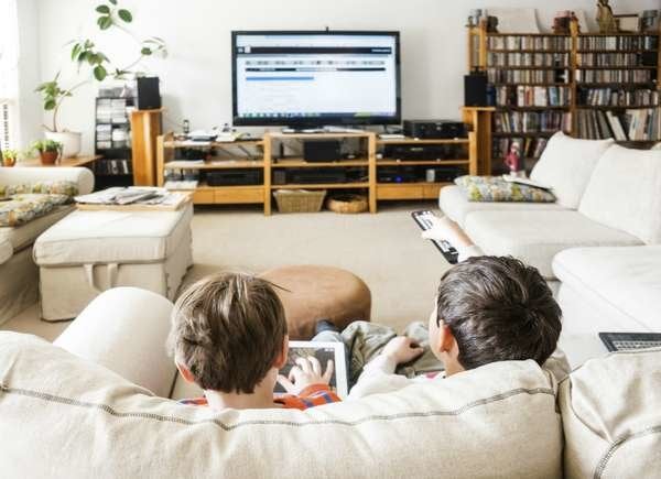 enfants regardant la télévision sur un meuble TV