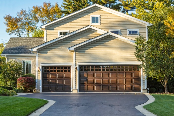 Un grand garage avec des portes en bois. 