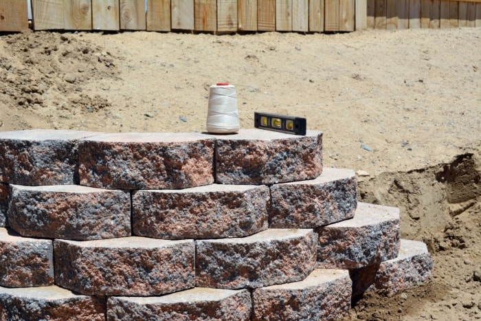 Un mur de soutènement de traverses de chemin de fer en cours de construction.