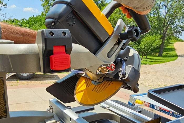 La scie à carreaux humide DeWalt de 10 pouces est réglée pour couper à un angle de 45 degrés.