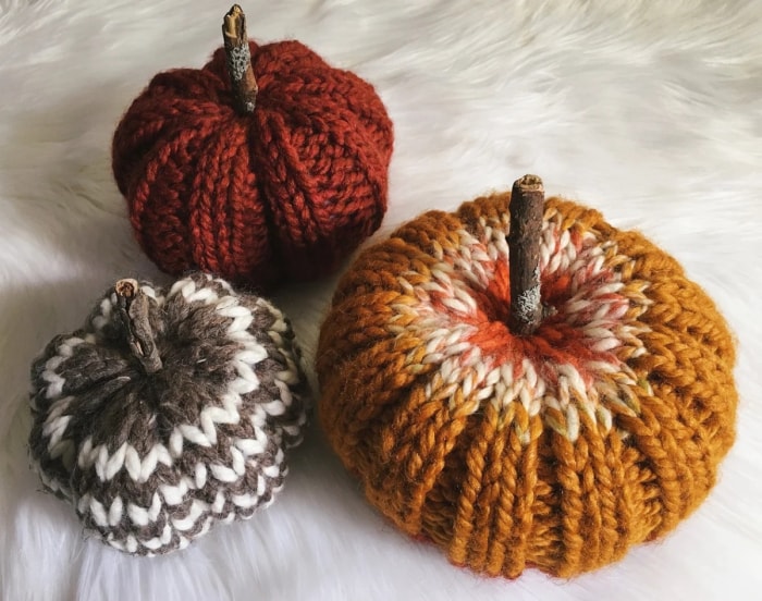 modèles de tricot pour débutants - trois citrouilles tricotées