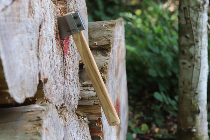 La meilleure option de hache coincée dans une cible en bois