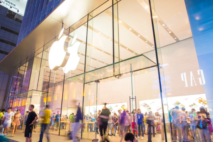 Magasin Apple très fréquenté.