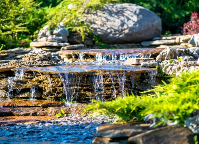 9 idées de cascades d'étang relaxantes pour votre jardin