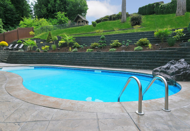 Terrasse de piscine en carreaux de pierre