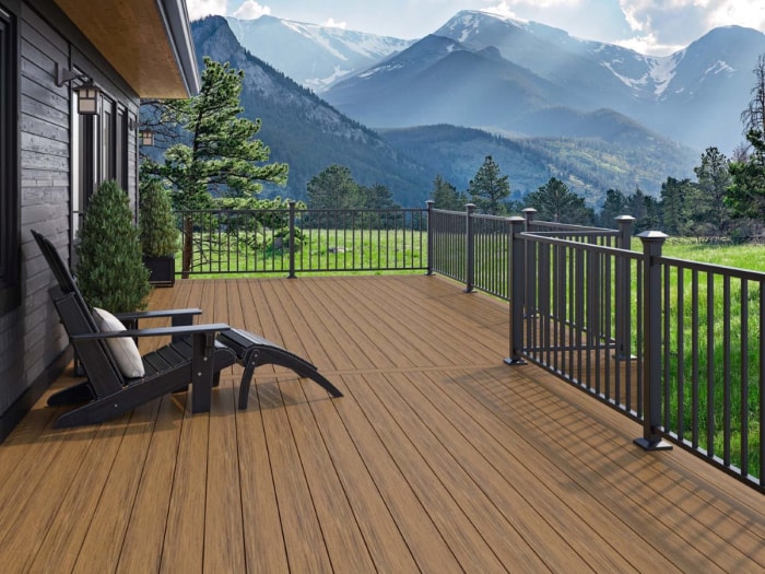 Une terrasse en composite avec vue sur les montagnes.