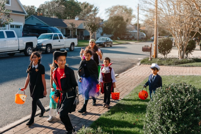 Garçons et filles se rassemblent pour une collecte de bonbons à l'occasion d'Halloween