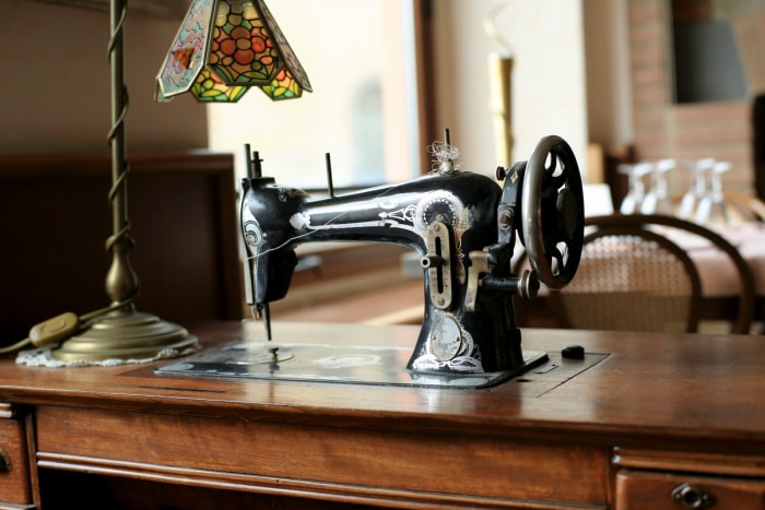 iStock-481377096 décorer avec de l'artisanat machine à coudre vintage sur un bureau dans un salon