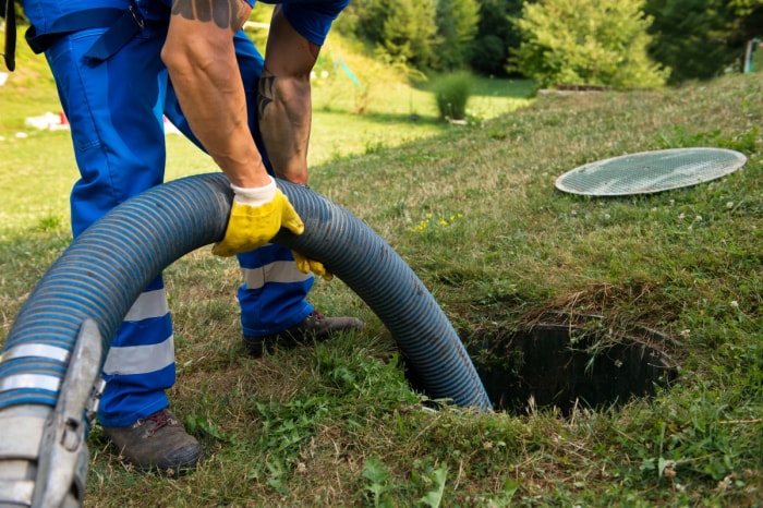 Un professionnel nettoie la fosse septique. 