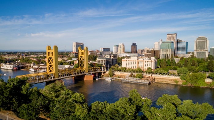 Vue aérienne de la rivière et de la ville de Sacramento