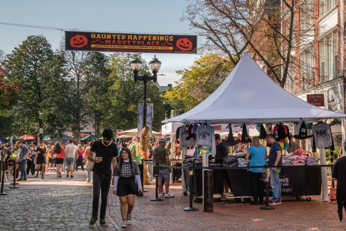 Salem, MA, États-Unis - 14 octobre 2021 : Le festival annuel Haunted Happenings a lieu chaque mois d'octobre pour célébrer l'histoire des procès de sorcières et d'Halloween de la ville. L'événement a été annulé l'année dernière en raison de la pandémie de Covid-19 et se déroule cette année avec de multiples précautions contre le Covid telles que le port du masque à l'intérieur et des sites de dépistage Covid gratuits.