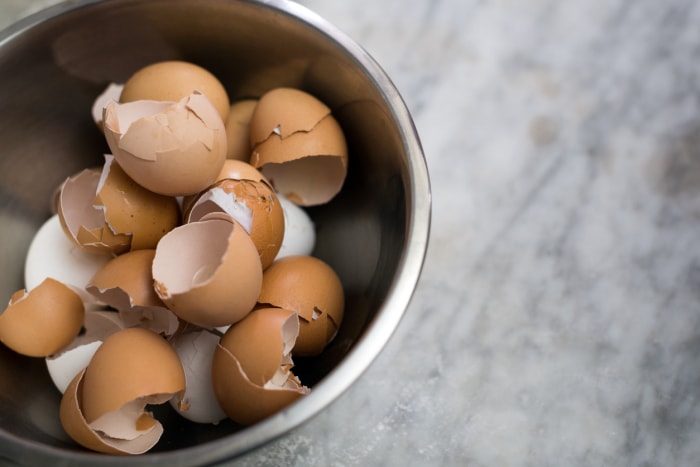 bol de cuisson rempli de coquilles d'œufs