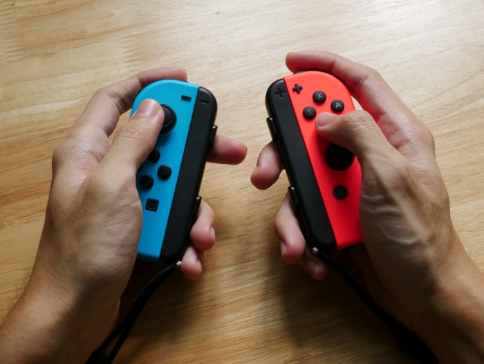 les appareils électroniques que vous ne nettoyez jamais - mains tenant la Nintendo Switch