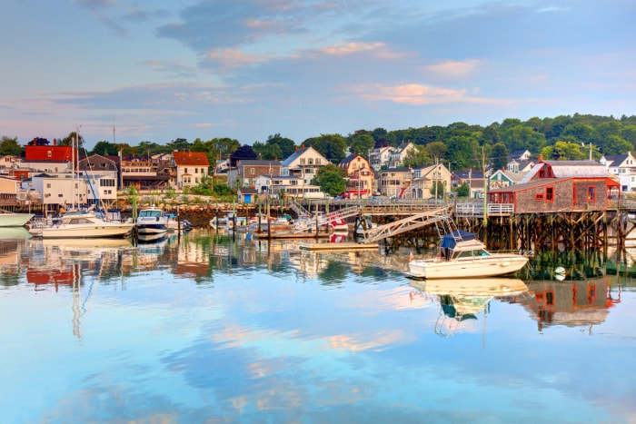 port du Maine avec des bateaux amarrés et des petites maisons le long de l'eau