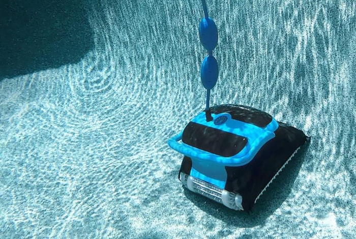 Tout ce dont vous avez besoin pour ouvrir votre piscine pour la saison L'aspirateur de piscine robotisé Dolphin Nautilus CC Plus