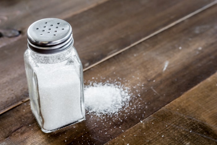 aliments qui ne se périment jamais - salière à côté de sel en vrac sur une table en bois