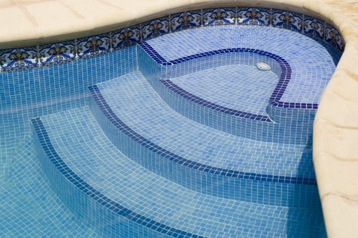 comment utiliser oxiclean escalier de piscine avec carreaux décoratifs bleus