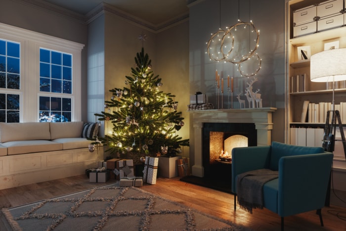 Un sapin de Noël se trouve au coin d'un salon avec des cadeaux et des décorations d'hiver.