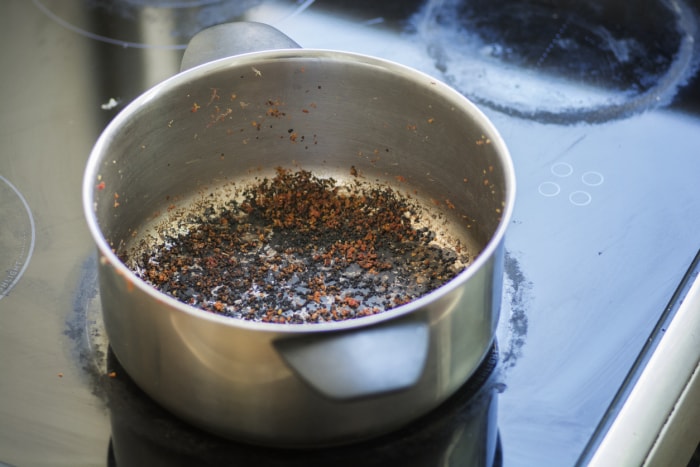 vue en plongée d'un pot brûlé sur la cuisinière