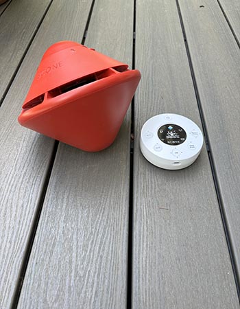 Le système d'alarme Lifebuoy BCone sur une terrasse de piscine avant le test.