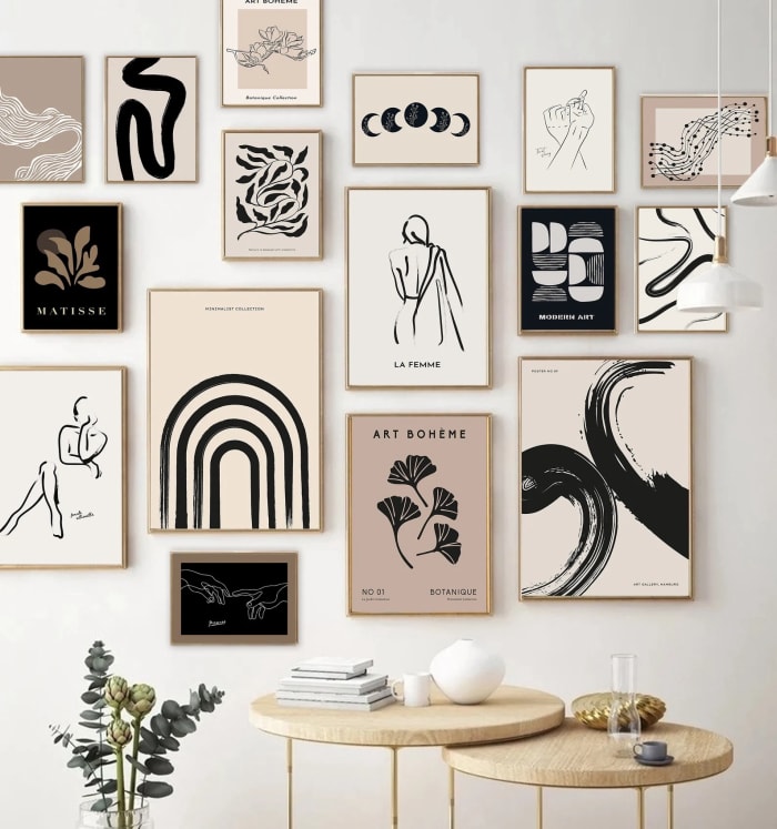 Galerie d'idées de décoration murale Etsy avec des images en noir et blanc dans des cadres en bois clair