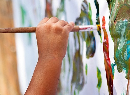 Laissez tomber le réfrigérateur : 7 nouvelles façons d'exposer les œuvres d'art des enfants