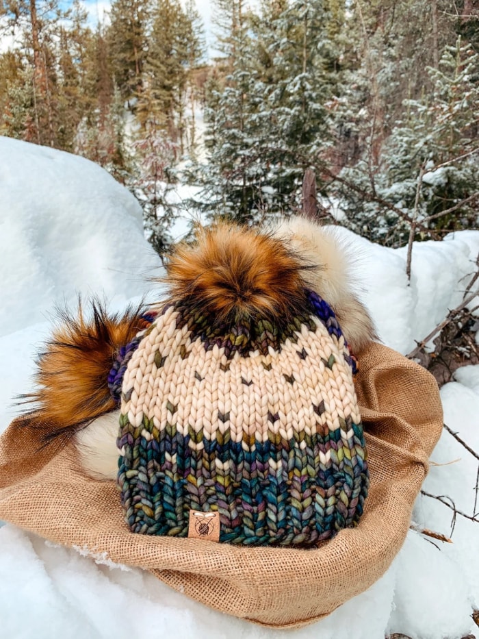 modèles de tricot pour débutants - bonnet coloré tricoté sur sol enneigé