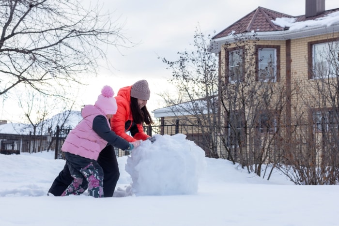 comment enlever la neige d'une allée sans pelle - personnes qui roulent des boules de neige