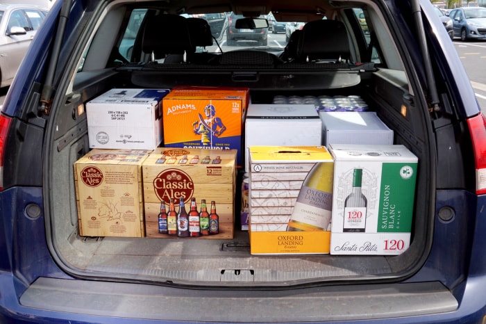 Coffre de voiture rempli de bière et de vin bon marché