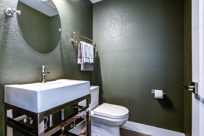 Petite salle de bain ou salle d'eau dans une maison résidentielle.