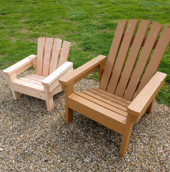 Chaise Adirondack en bois de taille enfant à côté d'une chaise Adirondack de taille normale