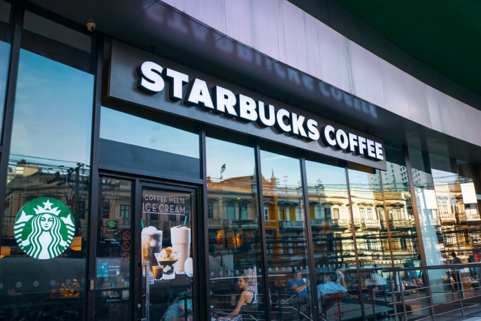 iStock-1163480253 économiser de l'argent en jardinant à l'extérieur du magasin Starbucks