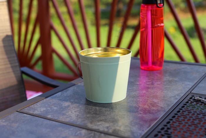 Gros plan sur le meilleur anti-moustique pour les terrasses assis sur une table de terrasse