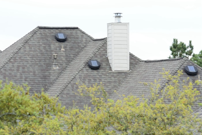 Ventilateurs de grenier alimentés à l'énergie solaire installés sur le toit d'une maison.