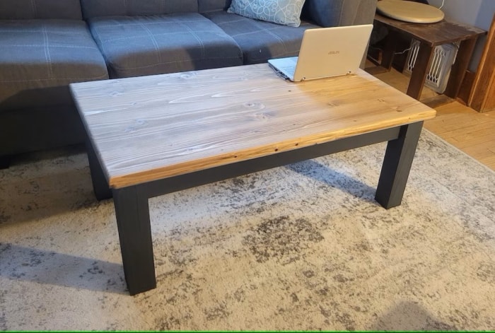 Table basse en bois avec ordinateur portable.