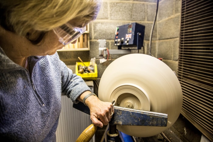 how to use a lathe