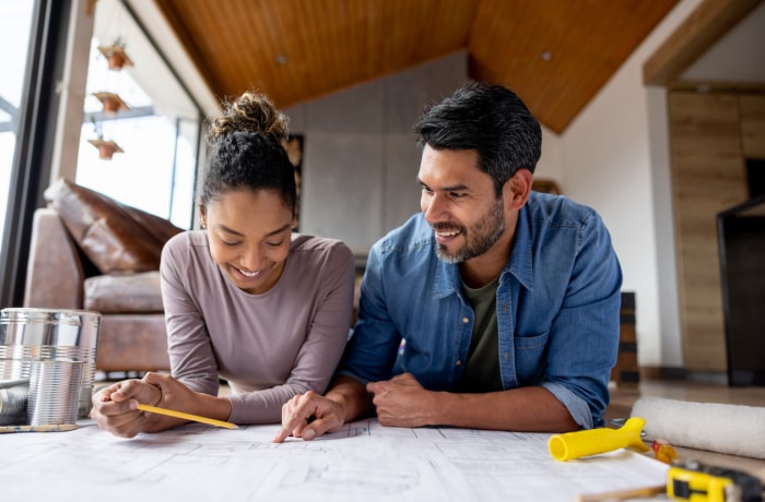 iStock-1367252666 à faire en janvier Couple rénovant leur maison et regardant des plans photo de stock.jpg