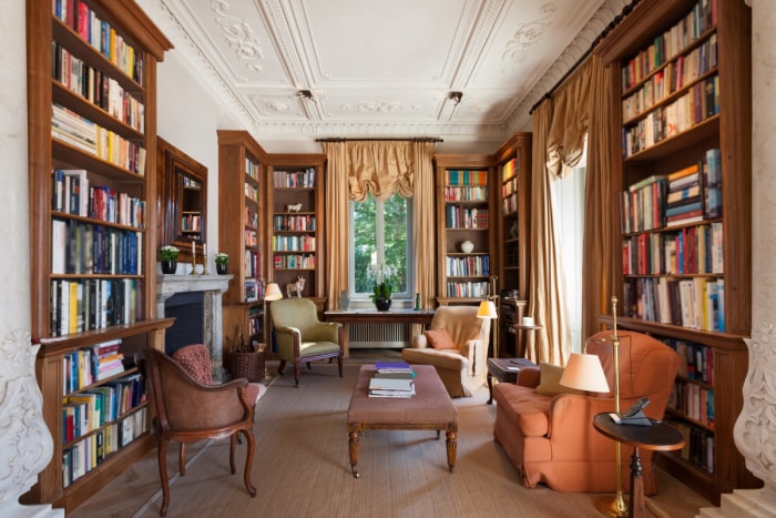 Intérieur d'une bibliothèque classique avec des rideaux drapés à cantonnière