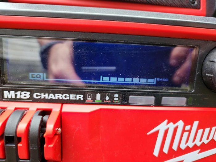 Revue de la radio et du chargeur Milwaukee M18 Packout