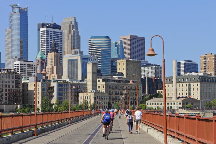 pont à minneapolis avec des cyclistes et la ligne d'horizon en arrière-plan