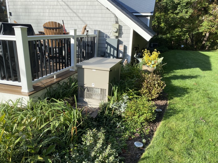 patio avec un générateur résidentiel à côté