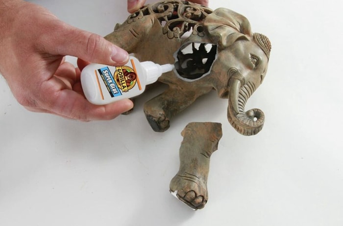 La superglue Gorilla utilisée pour réparer une figurine d'éléphant