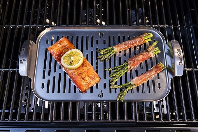 Char-Broil Grill Plus Topper sur la grille du gril avec des aliments en train de cuire