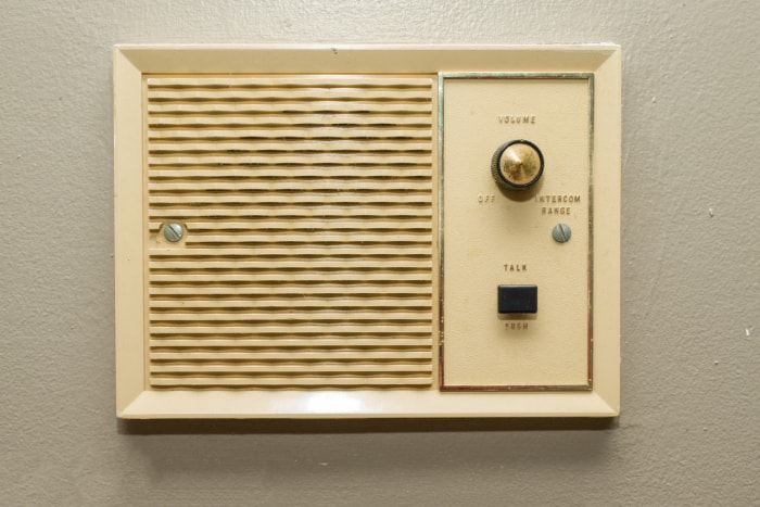 interphone rétro en plastique beige comme on le voit dans les maisons plus anciennes