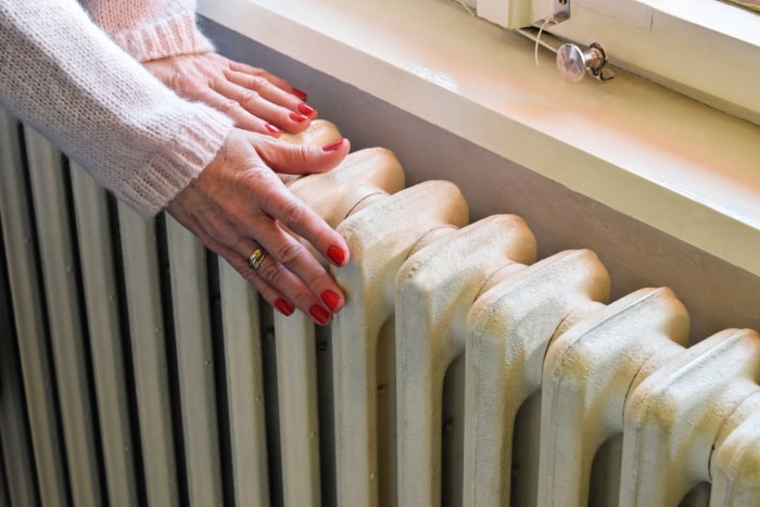 Augmenter l'humidité en baissant le chauffage ou en utilisant un radiateur