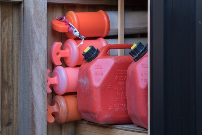 bidons d'essence rouges entreposés dans le garage