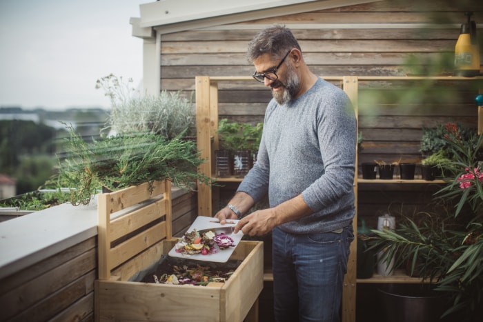 iStock-1160204160 conseils de jardinage biologique homme faire du compost avec les restes